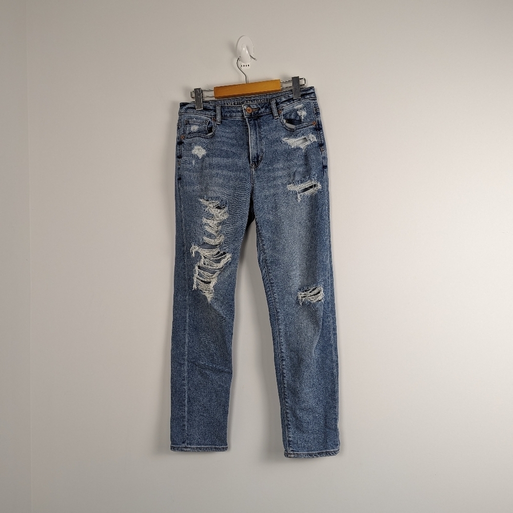 American Eagle Women's Mom Jean Size 2 Distressed Light Wash Denim Pants